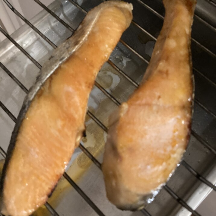 鮭のごま油とラー油漬け焼き